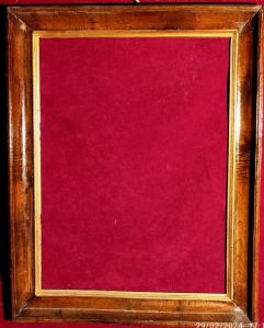 Cornice epoca Impero sagoma a guscia in noce massello e sagoma interna dorata cm. 36x50 est.47x61